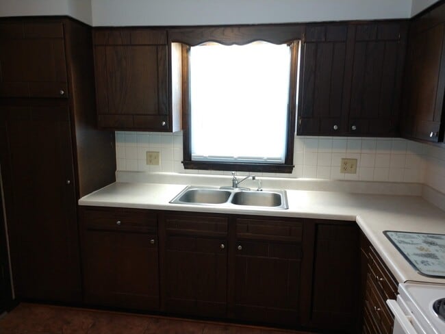 Building Photo - 2 Bedroom Duplex located on East Side of MHK!