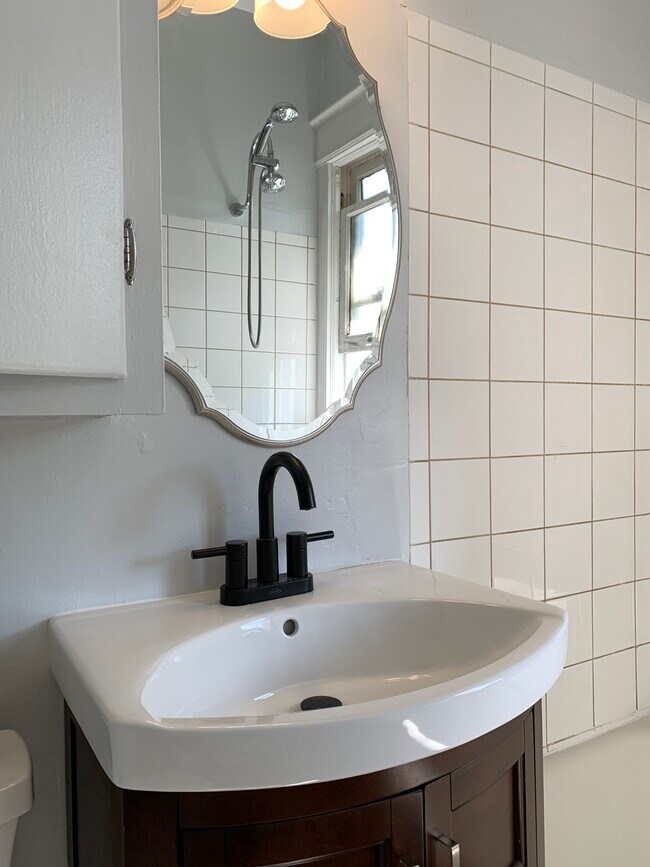 Building Photo - 2274 Robinwood Ave