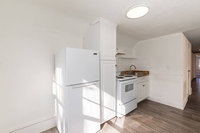 Building Photo - 165 Horner St