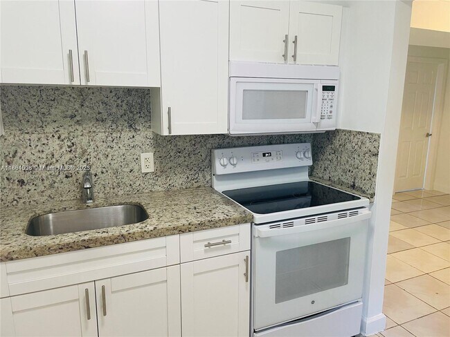 Building Photo - 9440 Fontainebleau Blvd