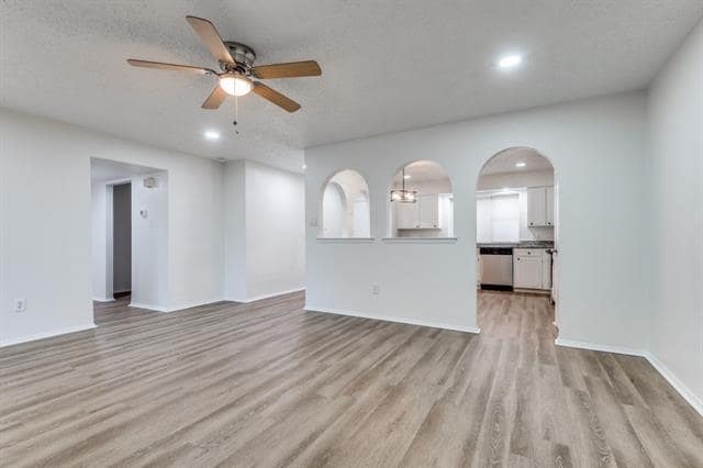 Building Photo - 2308 W Oakdale Rd