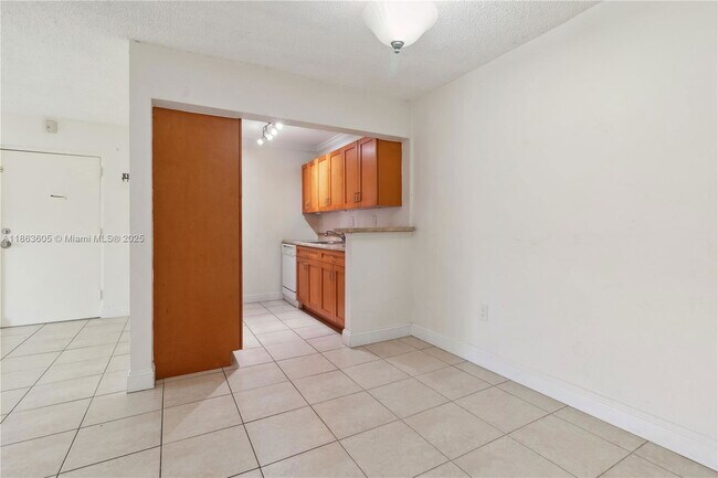 Building Photo - 10834 N Kendall Dr