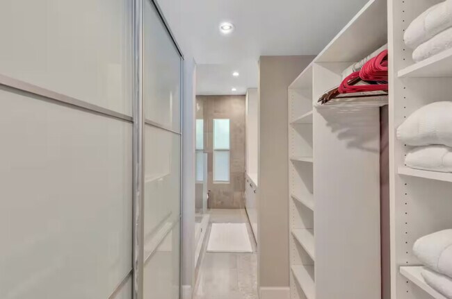 Building Photo - 200 NE 16th Ave