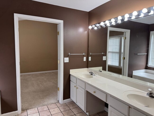 Building Photo - 3BR Townhome in Brentwood