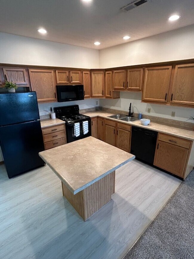 Building Photo - Quiet Neighborhood - Troy, OH (2 Bedroom R...