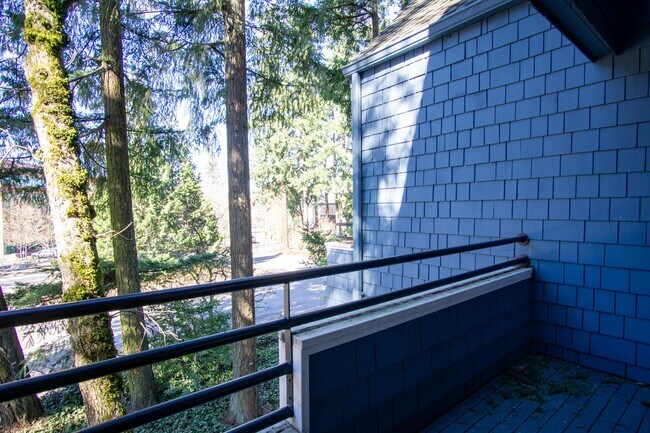 Building Photo - Fantastic Lake Oswego 2Bdr w/Fireplace, Dishwasher & W/D + Balcony