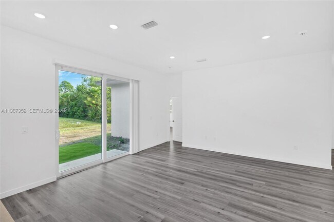 Building Photo - 719 Little Rock St E