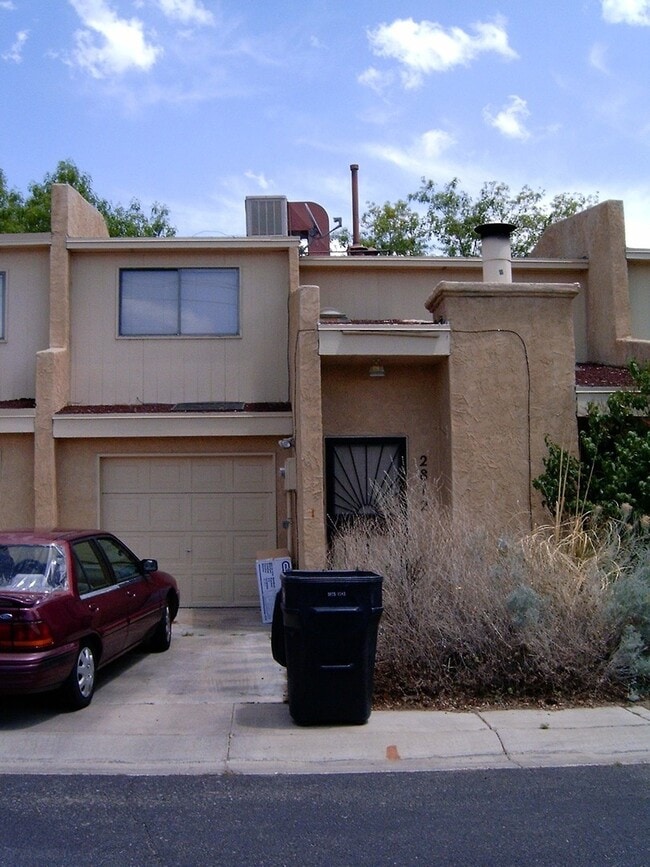 Building Photo - Townhome Style 2bed/1.5 bath