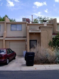 Building Photo - Townhome Style 2bed/1.5 bath