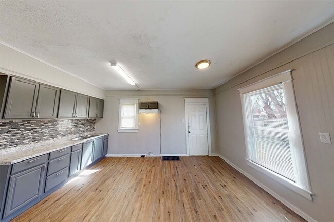 Building Photo - Newly Updated Duplex in Middletown!