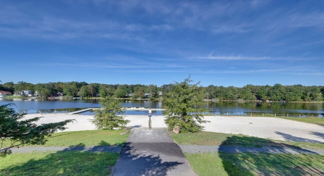 Building Photo - 2135 Rosemont Dr