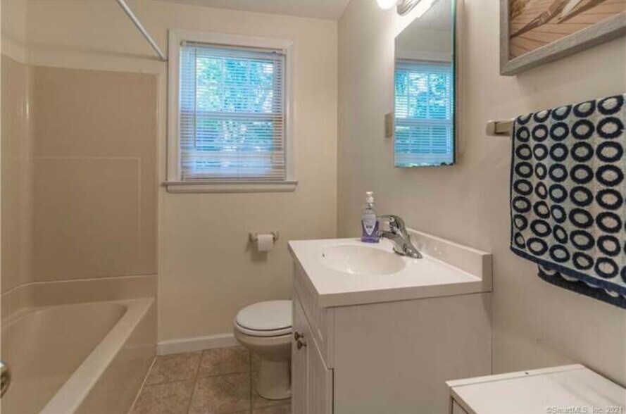 Full Bathroom - 80 Klarman Dr