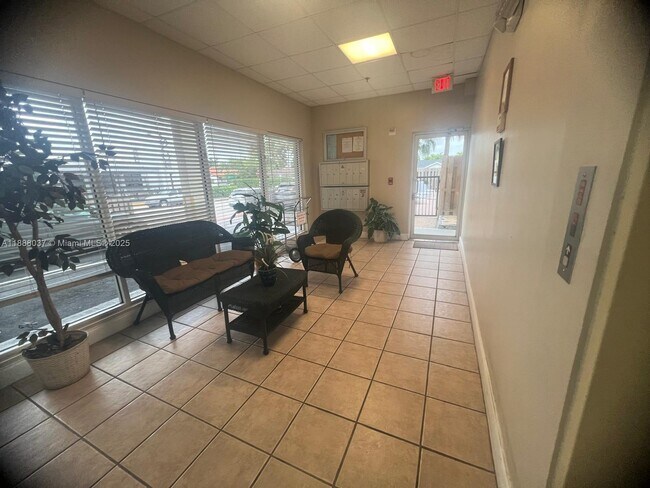 Primary Photo - 8900 Collins Ave