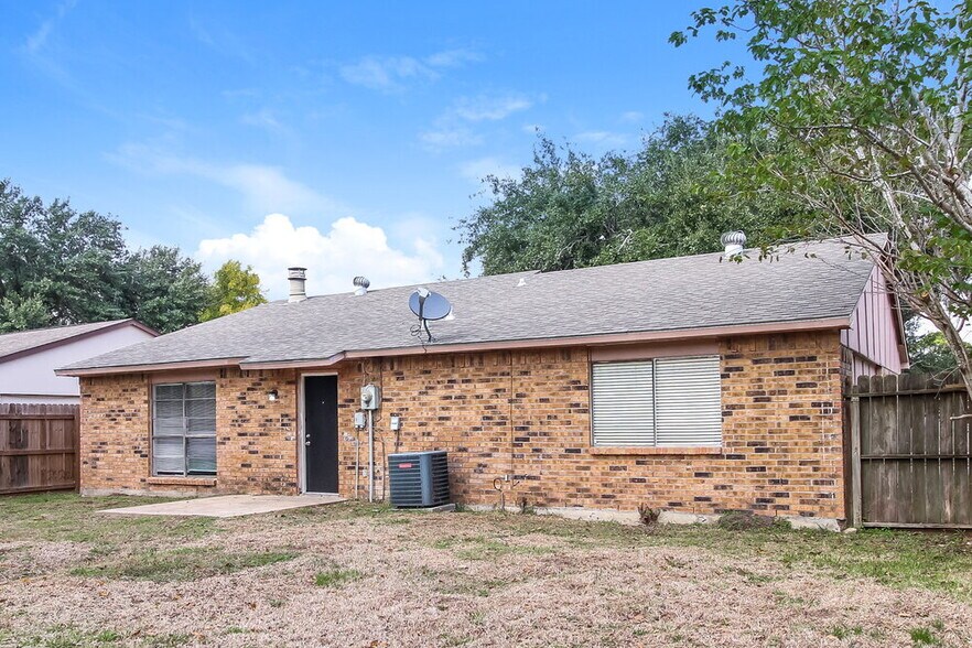 Building Photo - 5011 Ridge Manor Dr