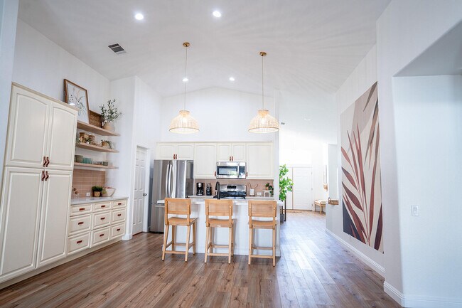 Building Photo - 45150 Birchcrest Cir