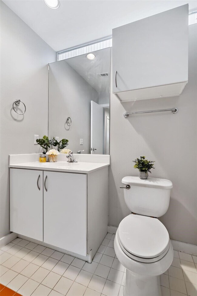 Building Photo - 2605 Calumet St