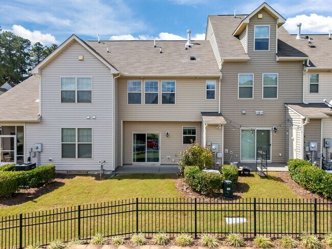 Building Photo - Modern 3-Bed Townhome in Thompson Ridge – ...