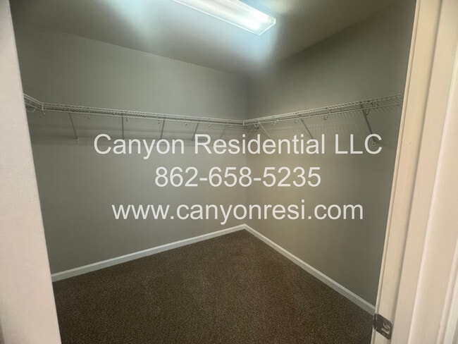 Building Photo - 2521 Spinnaker Dr