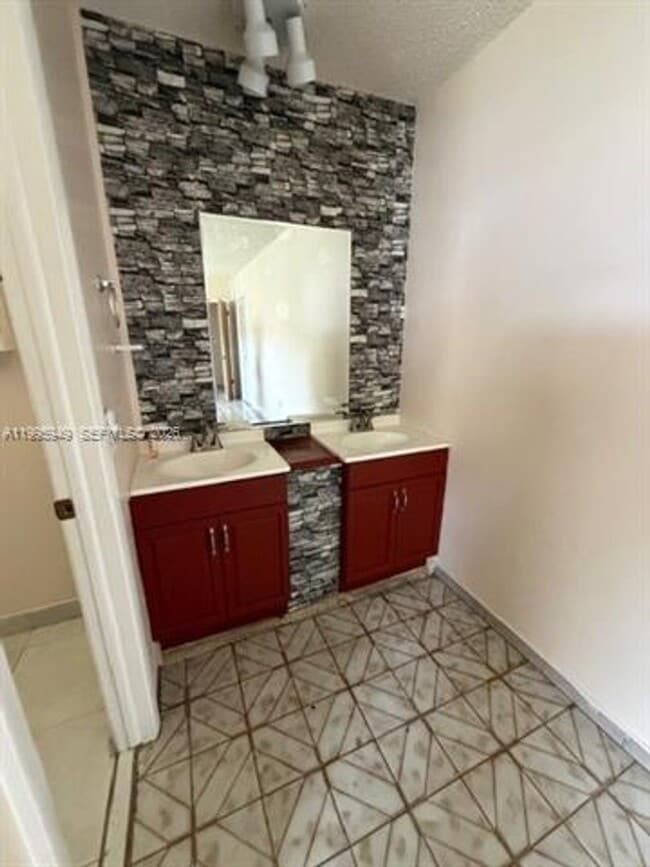 Building Photo - 3112 SW 17th St