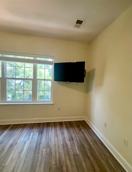 Building Photo - 111 Fountain Pointe Ln