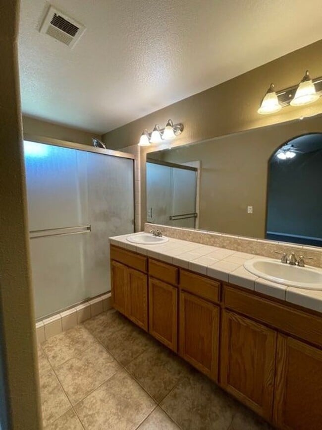 Building Photo - 236 S Argyle Pl