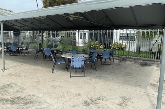 Building Photo - Beautiful Garden Apartment, Move in Condition