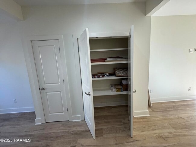 Building Photo - 113 Bayou St