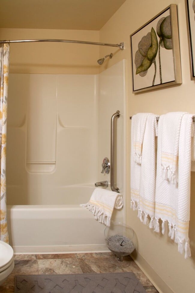 Building Photo - Two Bedroom Contemporary Style Apartment on the Third floor