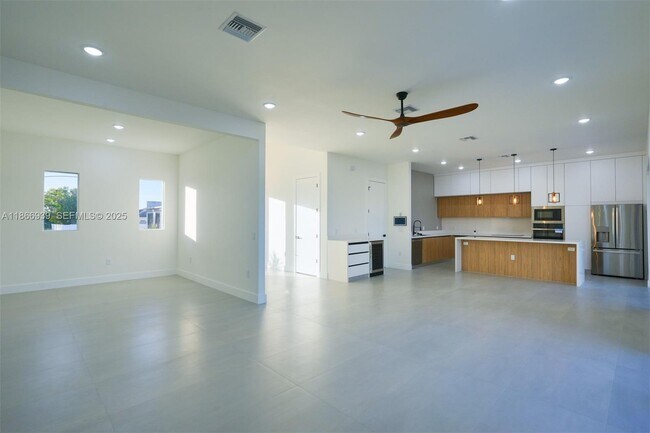 Building Photo - 5 SW 26th Pl