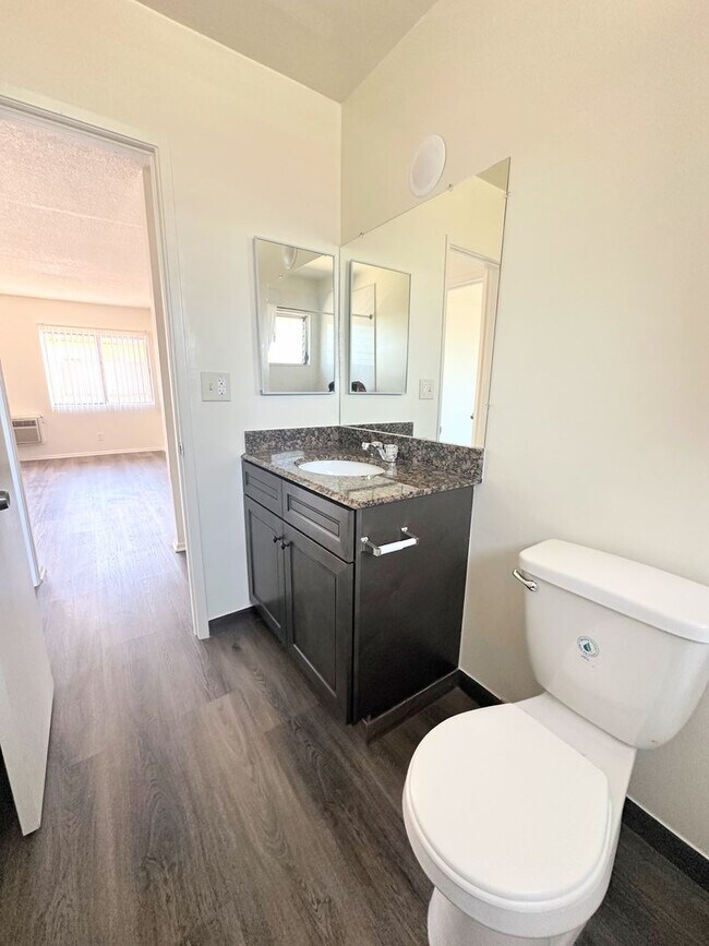 Building Photo - Nicely updated 1bd/1ba with parking included! Laundry on site!!