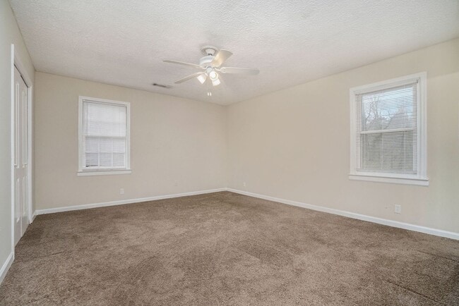 Building Photo - Large 4 Bedroom 2.5 Bath Home with 2 Car Garage