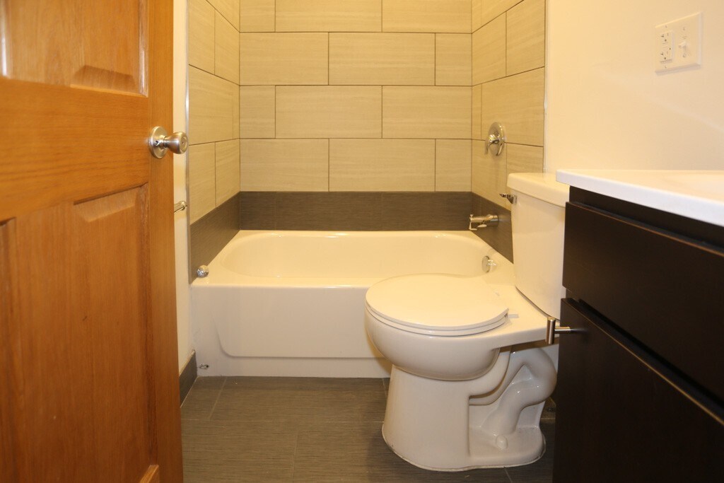 Building Photo - 1704 W Sunnyside Ave