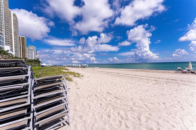 Building Photo - 15901 Collins Ave