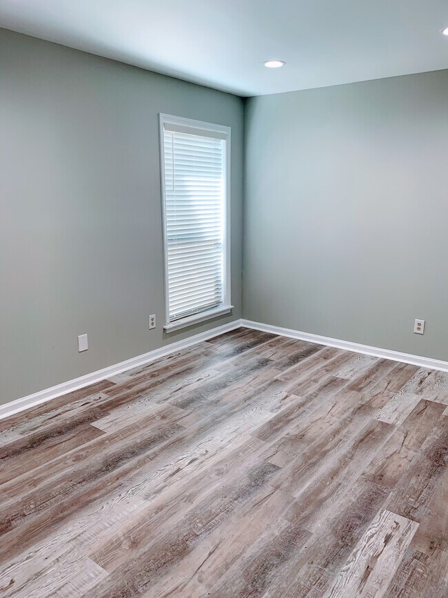 Hall Bedroom - 7224 Winery Ln
