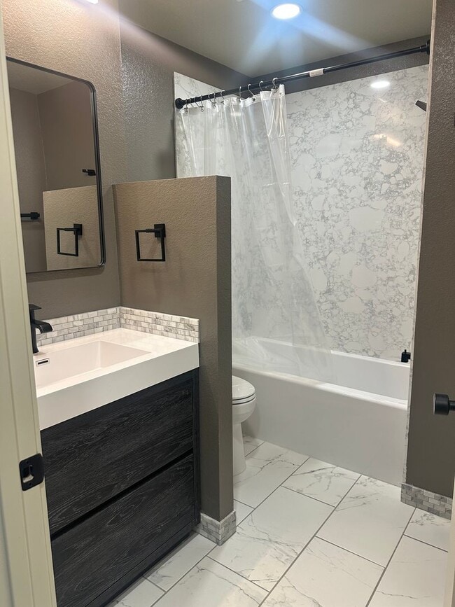 Building Photo - 3 Bedrom 2 Bath Duplex Fully Renovated