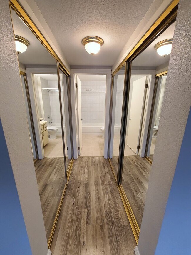 Building Photo - 2Bd/2Ba Spacious Bellevue Condo - W/S/G & ...