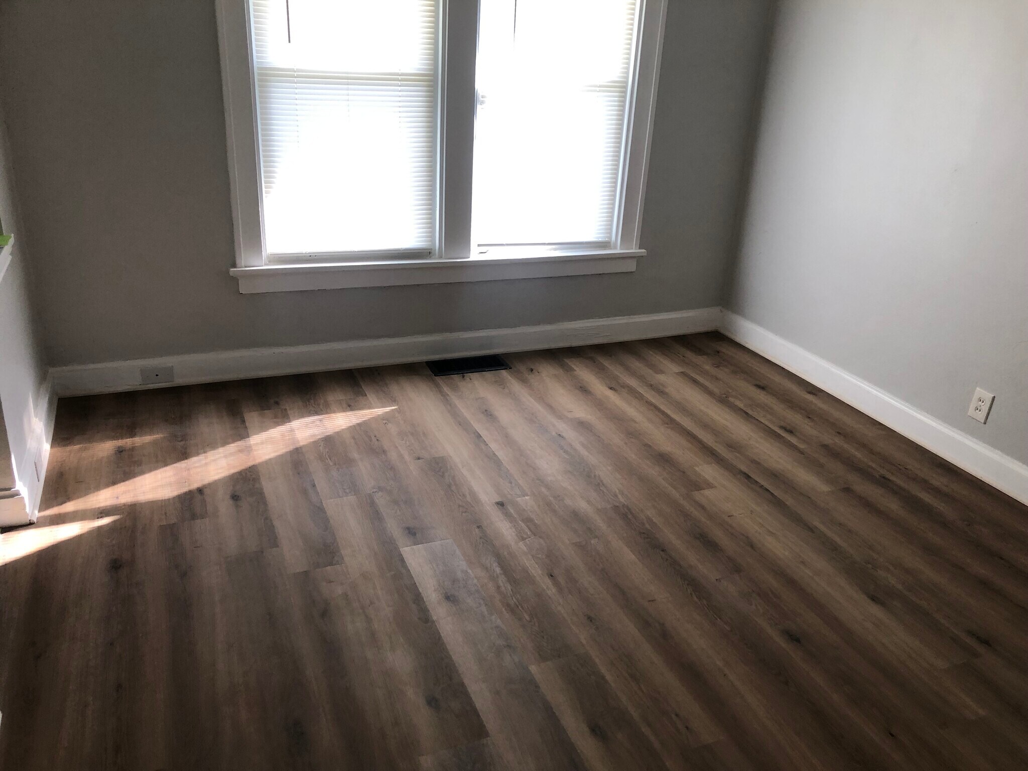 Living room (b) - 3827 Eiler St