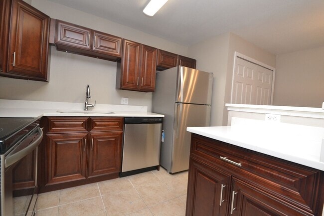 Building Photo - 1/1 Condo in Altamonte Springs ~ Gated Lak...