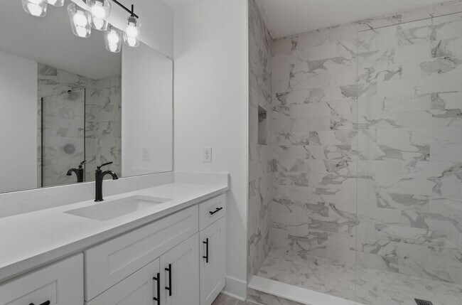 Building Photo - Spacious 5-Bedroom with Fenced Yard & Modern Amenities