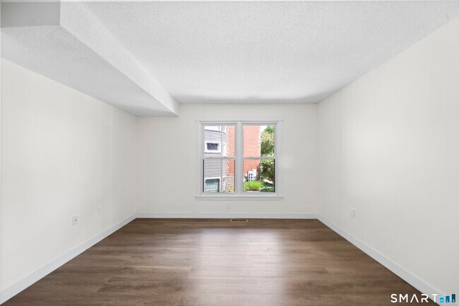 Building Photo - 136 Maple Ave