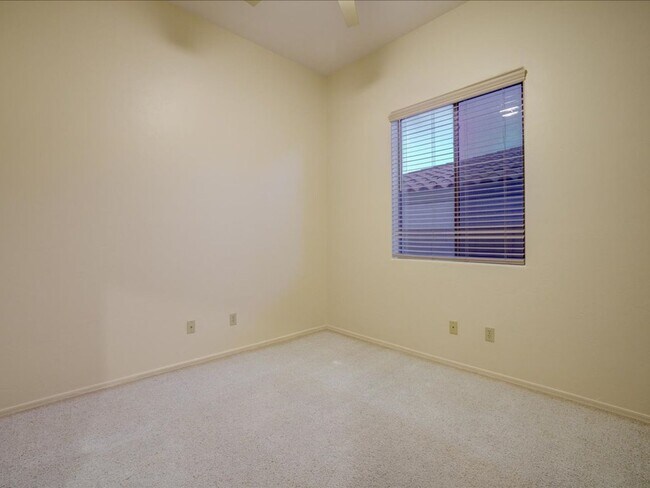 Building Photo - 3 Bedroom 2 Bathroom + Den   Gated Communi...