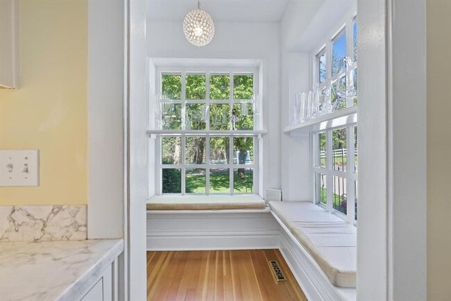 Building Photo - Historic Queen-Anne Style Home