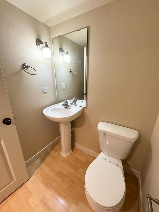 Building Photo - Spacious 2 bedroom 2 1/2 bath Plus Den  to...