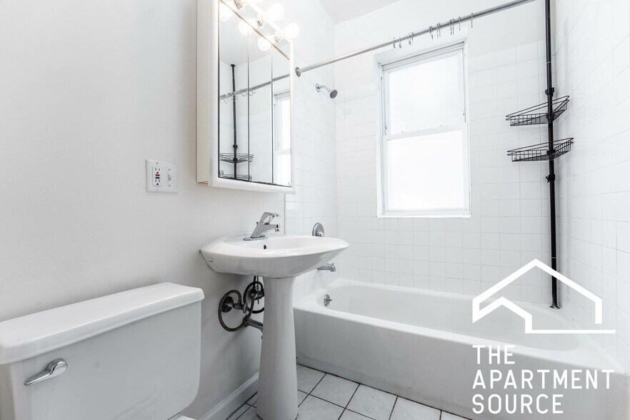 Building Photo - 1955 W Winnemac Ave