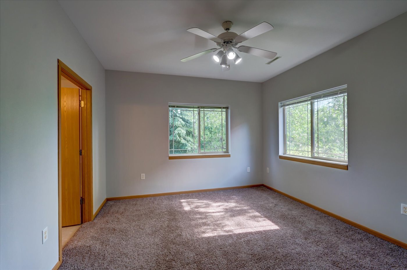 Building Photo - 264 Meadowside Dr