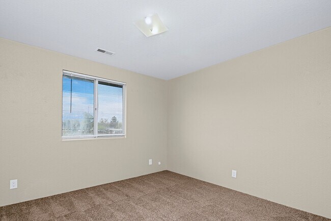 Building Photo - 2bed, 1.5 bath Duplex with Covered Carport & Fenced Yard!