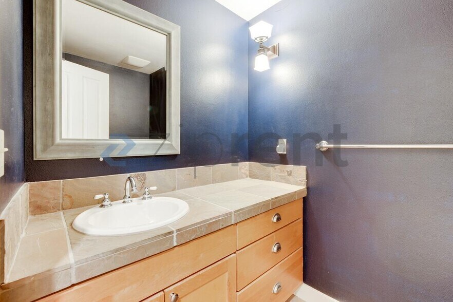 Building Photo - 2225 Eastlake Ave E