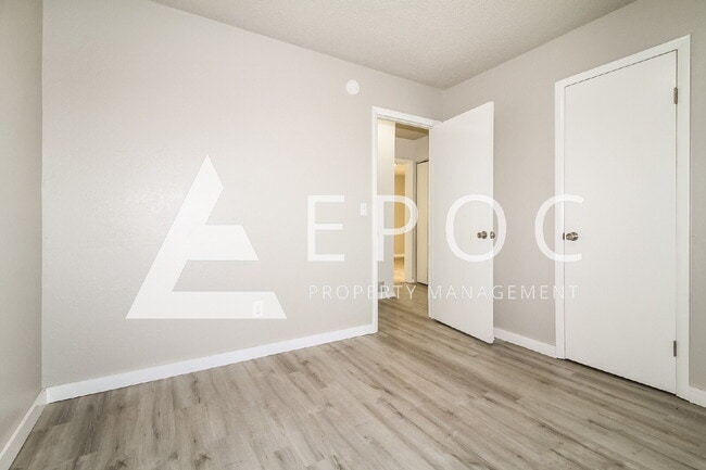 Building Photo - 409 Woodland Dr