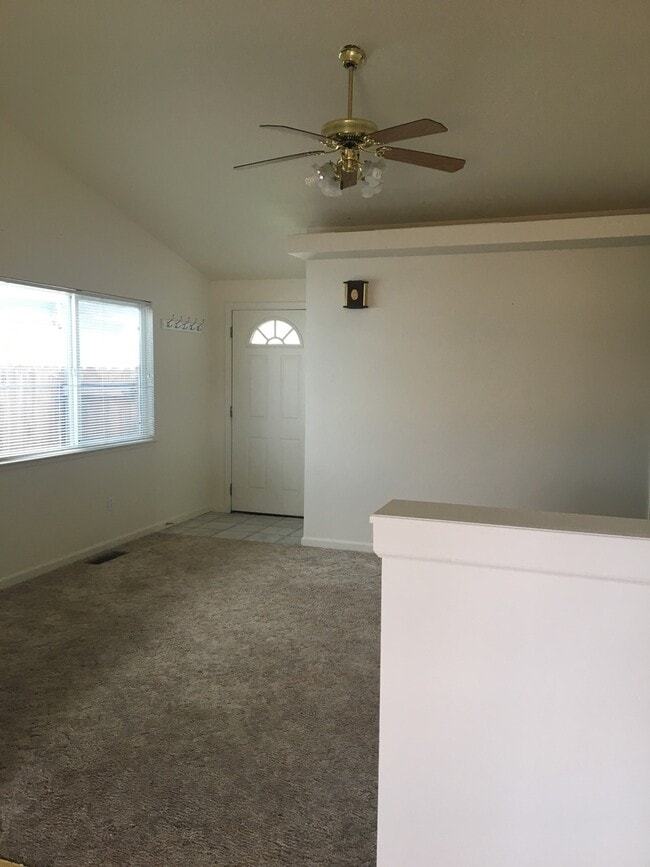 Building Photo - Large bedrooms, open floorplan