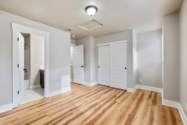 Building Photo - 3BR/2.5 Bath Townhome